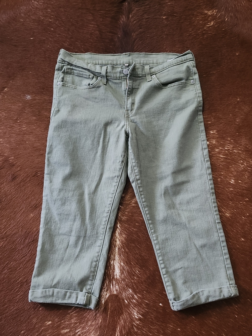 Womebs Size 30 Levis Olive Green Cropped Jeans